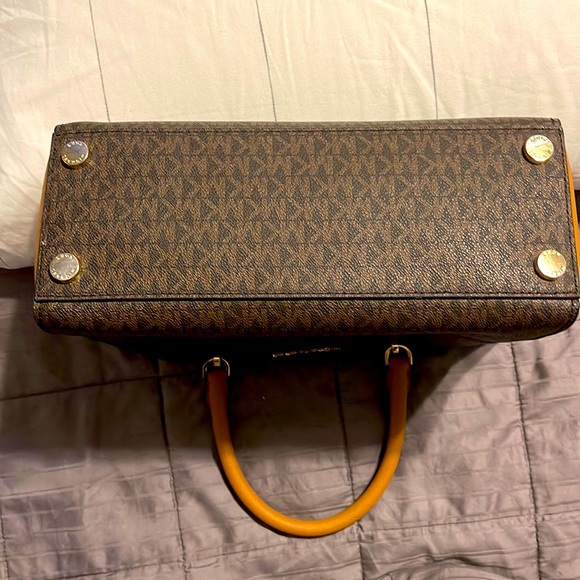 Used Michael Kors Satchel medium - Picture 3 of 5